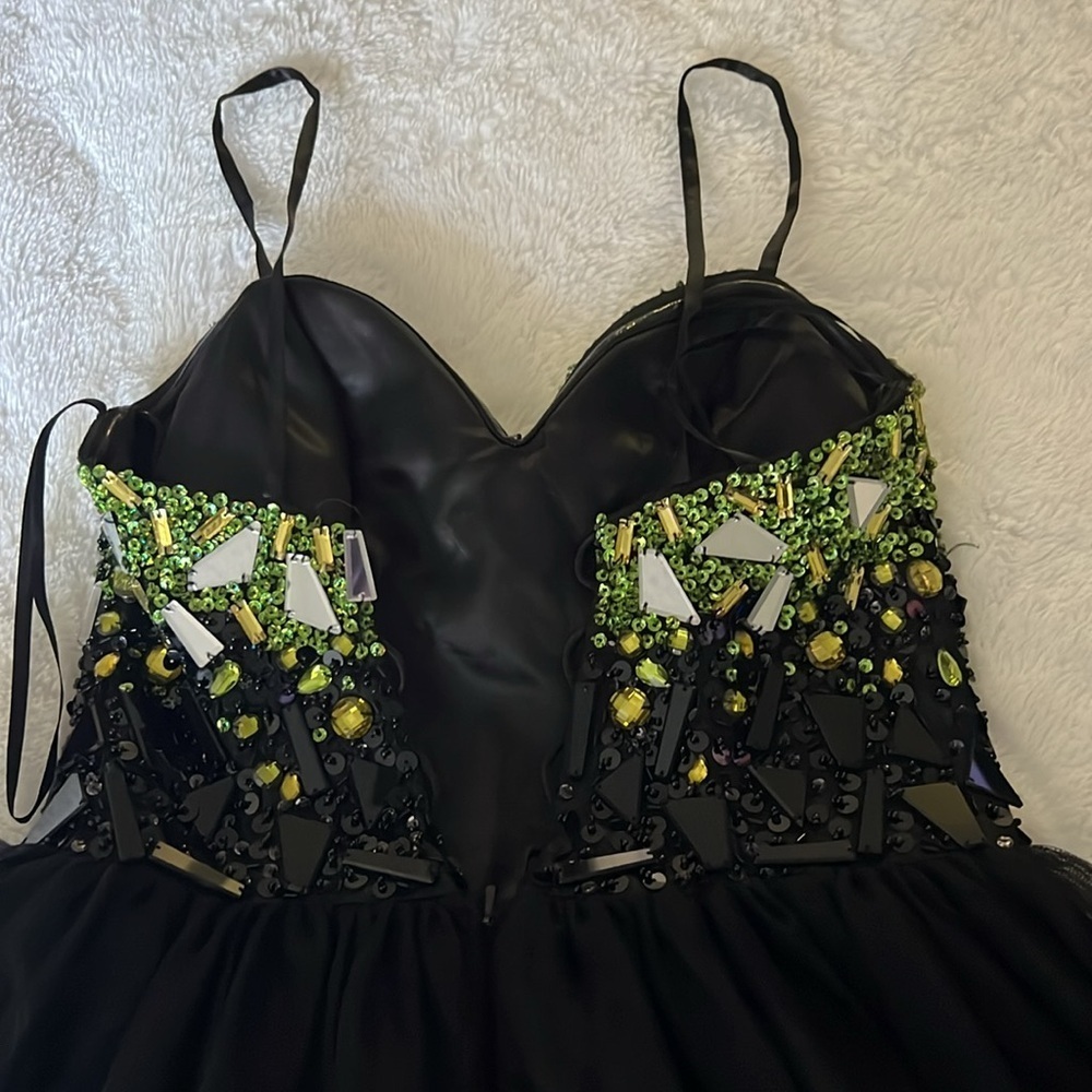 Short Black and Green Prom Dress with Elegant Design M - Picture 10 of 11